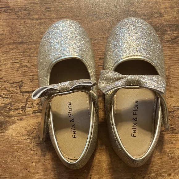 NWOT FELIX & FLORA girls size 7 gold sparkle dress shoes - Picture 2 of 4